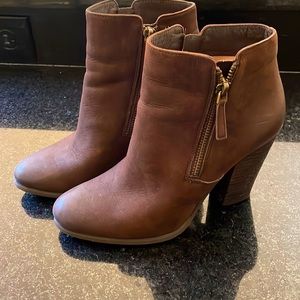 Michael Kors ankel boots size 6.5. Brown color